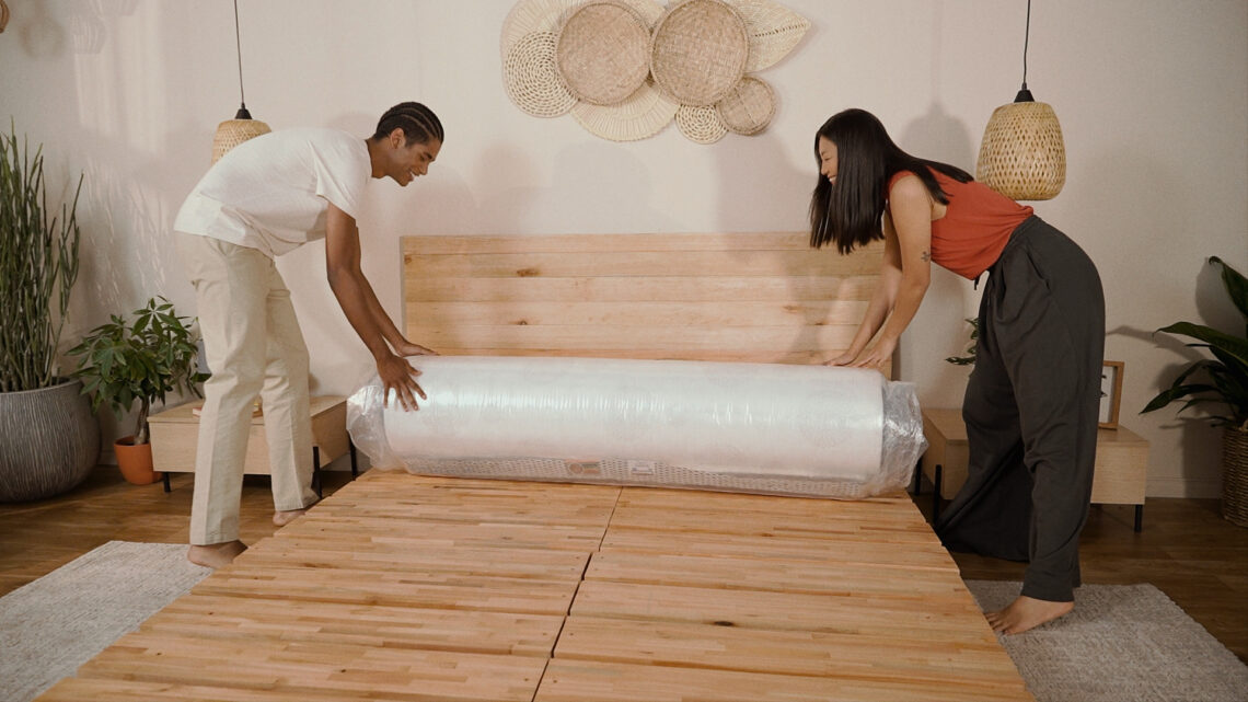 Casal se preparando para desembalar um colchão a vácuo